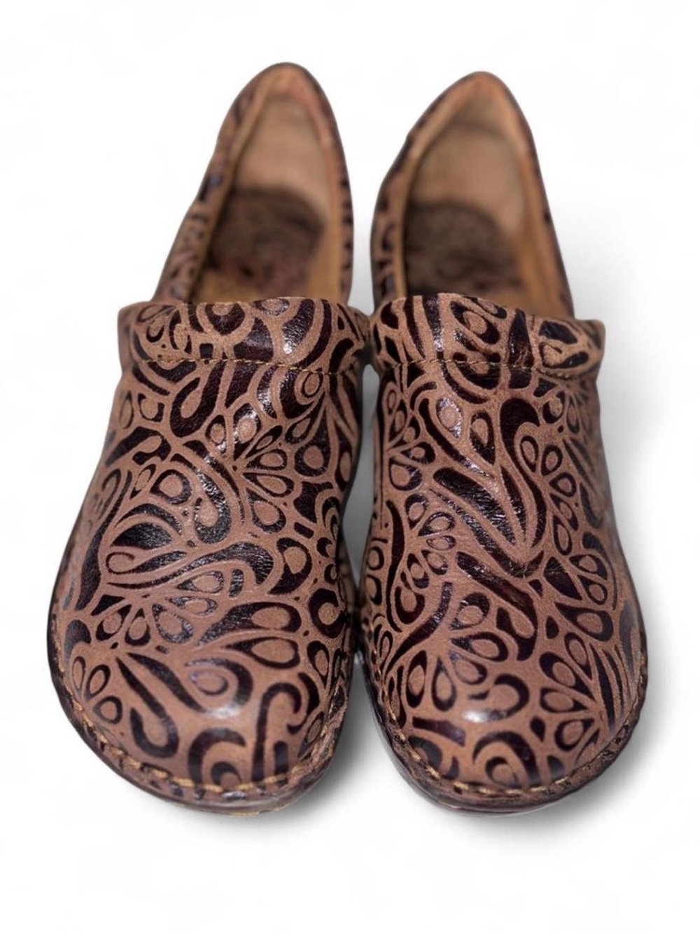 B.O.C comfort Women’s Slip-On Clogs in Brown with decorative pattern size 7.5